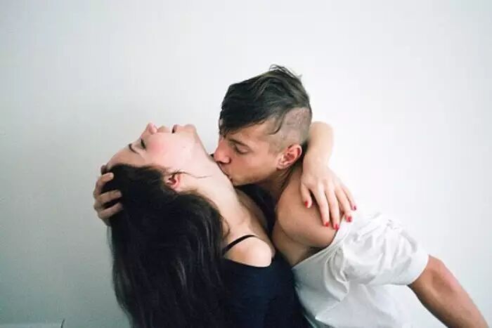 男人跟你接吻时的小动作,暗示了他对你是不是