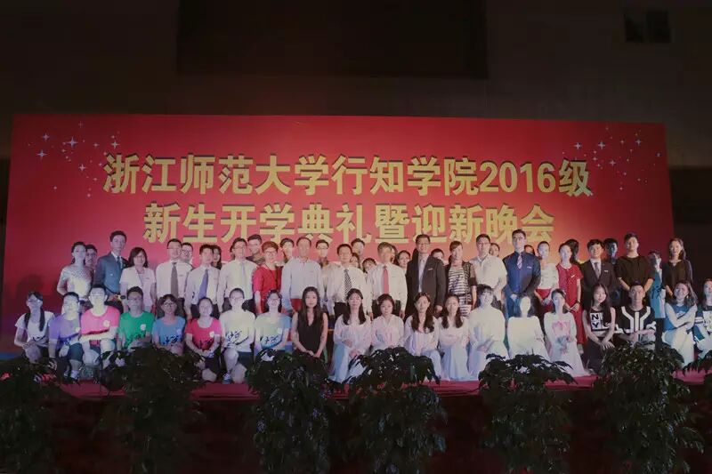 校徽佩戴仪式转笔小王子炫技表演带你回顾20