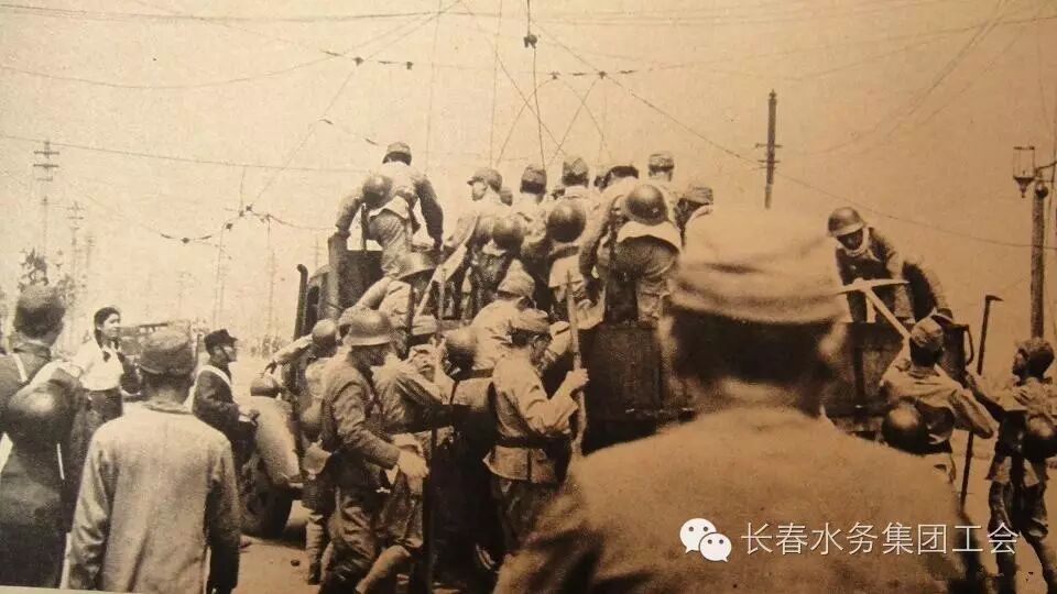 20世纪初经济危机_下图是经济危机中一个绝望的美国家庭妇女.这幅照片曾被评为20世纪...